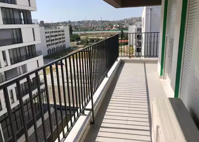 5 Maj, * Τίρανα